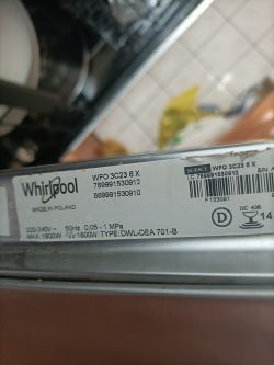Etykieta informacyjna zmywarki Whirlpool WFO3C23 6X w kuchni.