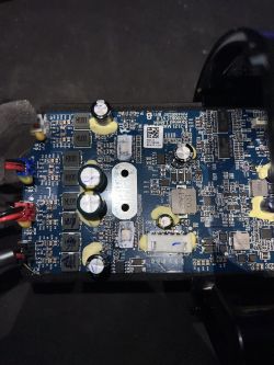 Widok płyty głównej głośnika JBL Xtreme 3 z widocznymi elementami elektronicznymi.