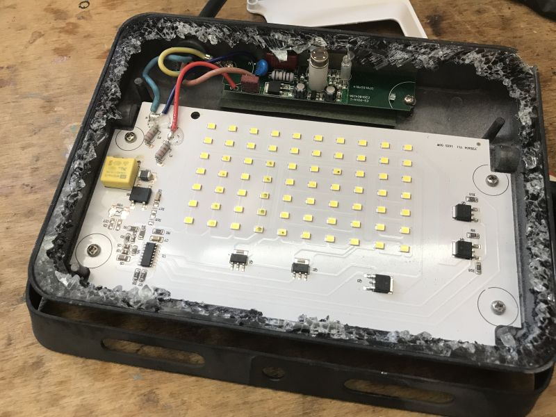 Interior, failure rate and construction of a 50W outdoor LED floodlight with motion sensor