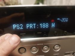 Wyświetlacz amplitunera Yamaha RX-V673 pokazujący kod P32 PRT: 188 H