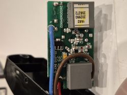 Zbliżenie na płytkę elektroniczną z przewodami i elementami.