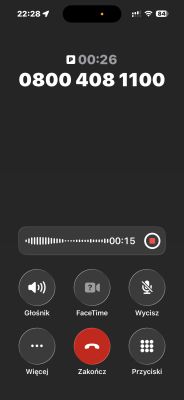 Ekran iPhone podczas połączenia z numerem 0800 408 1100 i widocznym nagrywaniem rozmowy