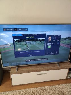 Telewizor Philips 58PUS7855 z widocznymi poziomymi pasami na obrazie.