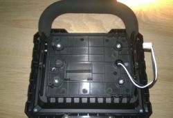 Akumulatorowa lampa robocza YATO YT-82961 – wnętrze urządzenia
