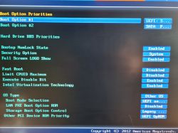 Ekran BIOS z ustawieniami kolejności bootowania, opcjami rozruchu i konfiguracją systemu.