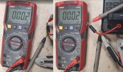 Dwa ujęcia multimetru UNI-T UT89XD pokazującego 0,02 Ω, z podłączonymi przewodami pomiarowymi.
