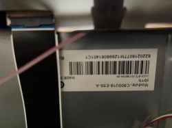 Etykieta z kodem kreskowym na metalowym elemencie, tekst „Module: C500U18-ESS-A”