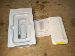 Zestaw powerbanku WPBWE1 z instrukcją i kablem USB