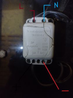Zdjęcie transformatora instalacyjnego z widocznymi oznaczeniami elektrycznymi.