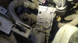 Opel Corsa D - jak rozebrać wtyczkę od pompy ABS?