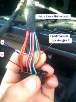 Zbliżenie na kostkę z przewodami radia samochodowego, oznaczenia kolorów przewodów.