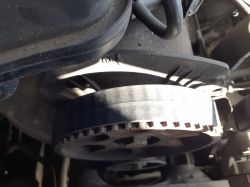 Zbliżenie na pasek rozrządu w silniku samochodu.