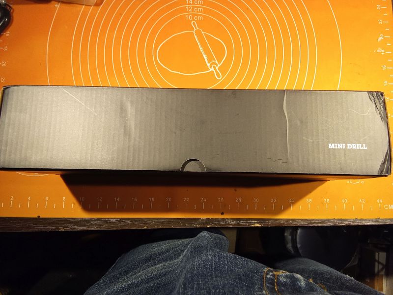 Czarne pudełko z napisem 