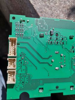 Siemens iQ800 WM14Y50L - jak odczytać spalony element płytki wyświetlacza?