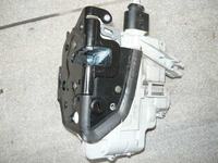 VW passat B6 zamek przy tylnych drzwiach - do czego służy?