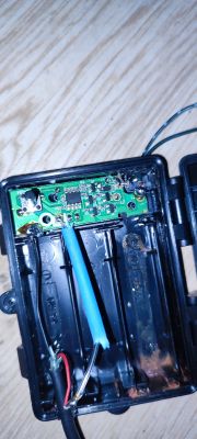 Widok wnętrza obudowy na baterie z podłączonym kablem USB.