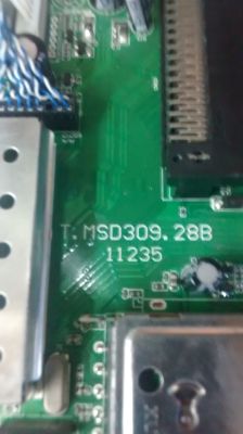 Zbliżenie na płytę główną z oznaczeniem T.MSD309.28B 11235.
