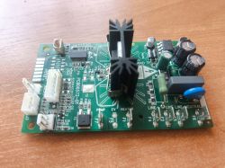 Płytka sterująca PCB00572-01 z ekspresu DeLonghi Dedica EC685 leżąca na drewnianym blacie.