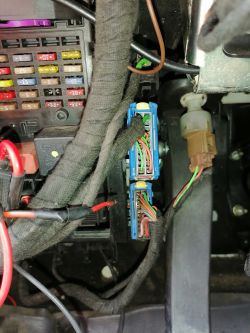 Cały czas świeca się migacze - Iveco daily laweta 2009r