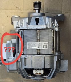 Silnik pralki Bosch z zaznaczonym białym modułem w plastikowej obudowie