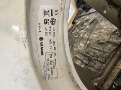 Zbliżenie tabliczki znamionowej pralki Hoover z widocznym modelem HNS 9125-16S.