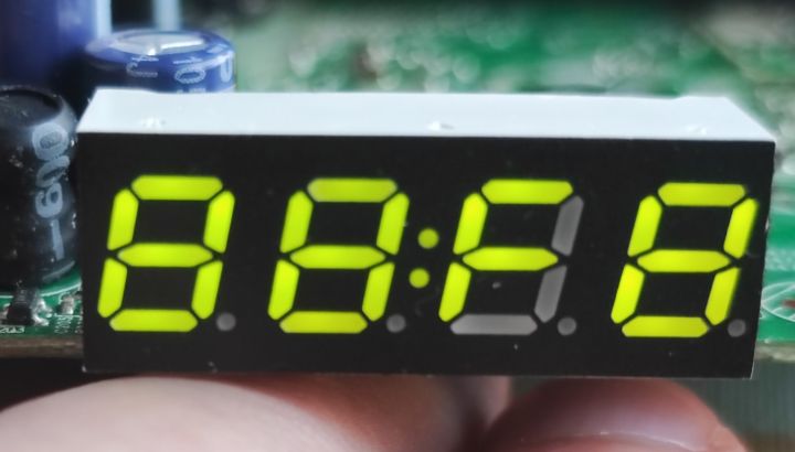 Wyświetlacz 7-segmentowy pokazujący zegar 88:88