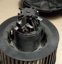 Clio 3 jaki dostęp jest do wentylatora nawiewu.