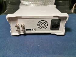 Tylny panel urządzenia elektronicznego ze złączami BNC, wentylatorem, portem USB i gniazdem zasilania.