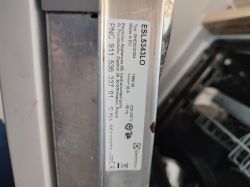 Tabliczka znamionowa zmywarki Electrolux ESL5343LO z danymi technicznymi.