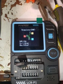 Tester do pomiaru tranzystorów pokazujący pomiar PNP na ekranie.