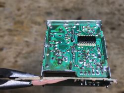 Zbliżenie na zieloną płytkę drukowaną z elementami elektronicznymi.