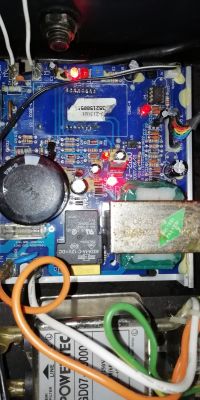 Zbliżenie na obwód sterownika bieżni York fitness T101 z zapalonymi diodami LED.