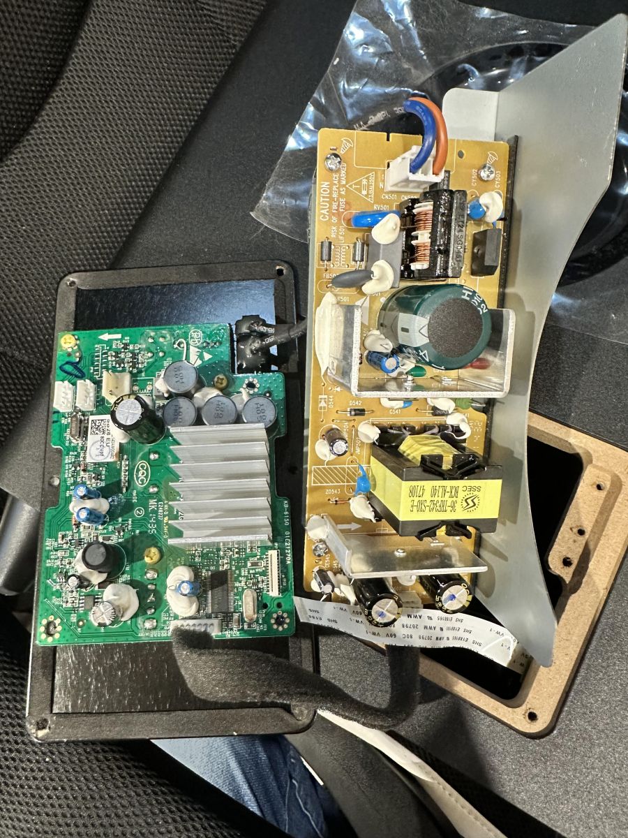 Subwoofer Harman/Kardon SB26 czy połączę to jakoś kablem?