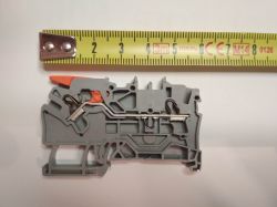 Nowa złączka WAGO TOPJOB S z dźwignią montowana na szynie rozdzielnicy.