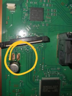 PS3 Super Slim - Wyłącza się po sekundzie, uszkodzony element obok taśmy