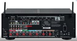 Tylna strona amplitunera Denon AVR-X2300W z różnymi złączami audio-wideo i głośnikowymi.