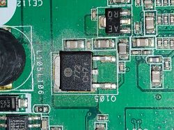 Zbliżenie płytki PCB z układem Q105 i drobnymi elementami SMD