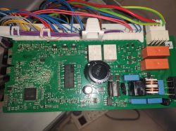 Zdjęcie płytki elektronicznej z zaznaczonymi przewodami.