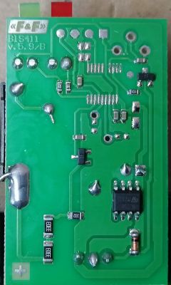 Wnętrze przekaźnika bistabilnego BIS-411 + schemat