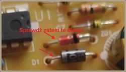 Zbliżenie na płytkę PCB z zaznaczonymi dwoma diodami i tekstem „Sprawdź zatem te diody!”