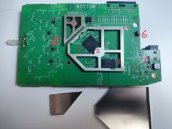 Płytka PCB z routera TP-Link Deco M4 z oznaczonymi elementami i zdjętymi osłonami EMI.