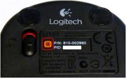 Spód myszki Logitech z logo i naklejką z numerem seryjnym.