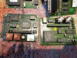 Dwie stare płytki PCB z układami scalonymi firmy Siemens, Xilinx i STMicroelectronics