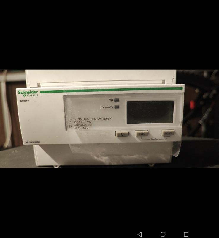 Licznik energii Schneider Electric iEM3350 z wyświetlaczem i przyciskami w obudowie modułowej