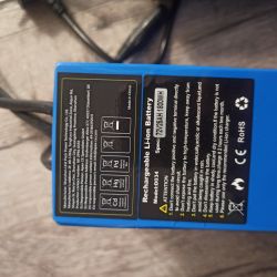 Etykieta baterii litowo-jonowej 72V 25Ah 1800Wh Zbliżenie na etykietę niebieskiej baterii litowo-jonowej 72V 25Ah 1800Wh