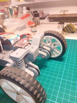 Model samochodu RC na zielonej macie.