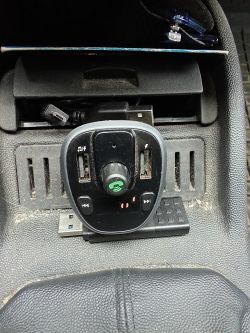 Transmiter samochodowy USB-CC115 w uchwycie samochodowym, nie wyświetla częstotliwości.