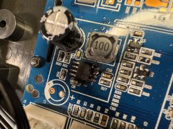 Identyfikacja spalonego układu na płycie głównej bieżni elektrycznej – zdjęcia
