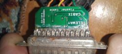 Zbliżenie na programator TELEWAY w obudowie DB25 z widoczną płytką PCB.