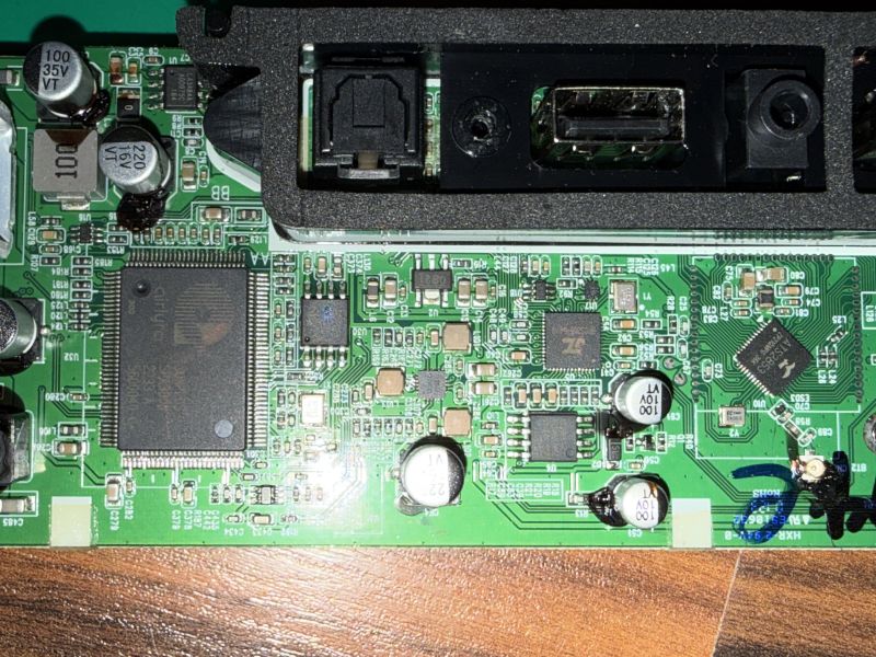 Płytka PCB z układem scalonym Sunplus i złączami audio-wideo